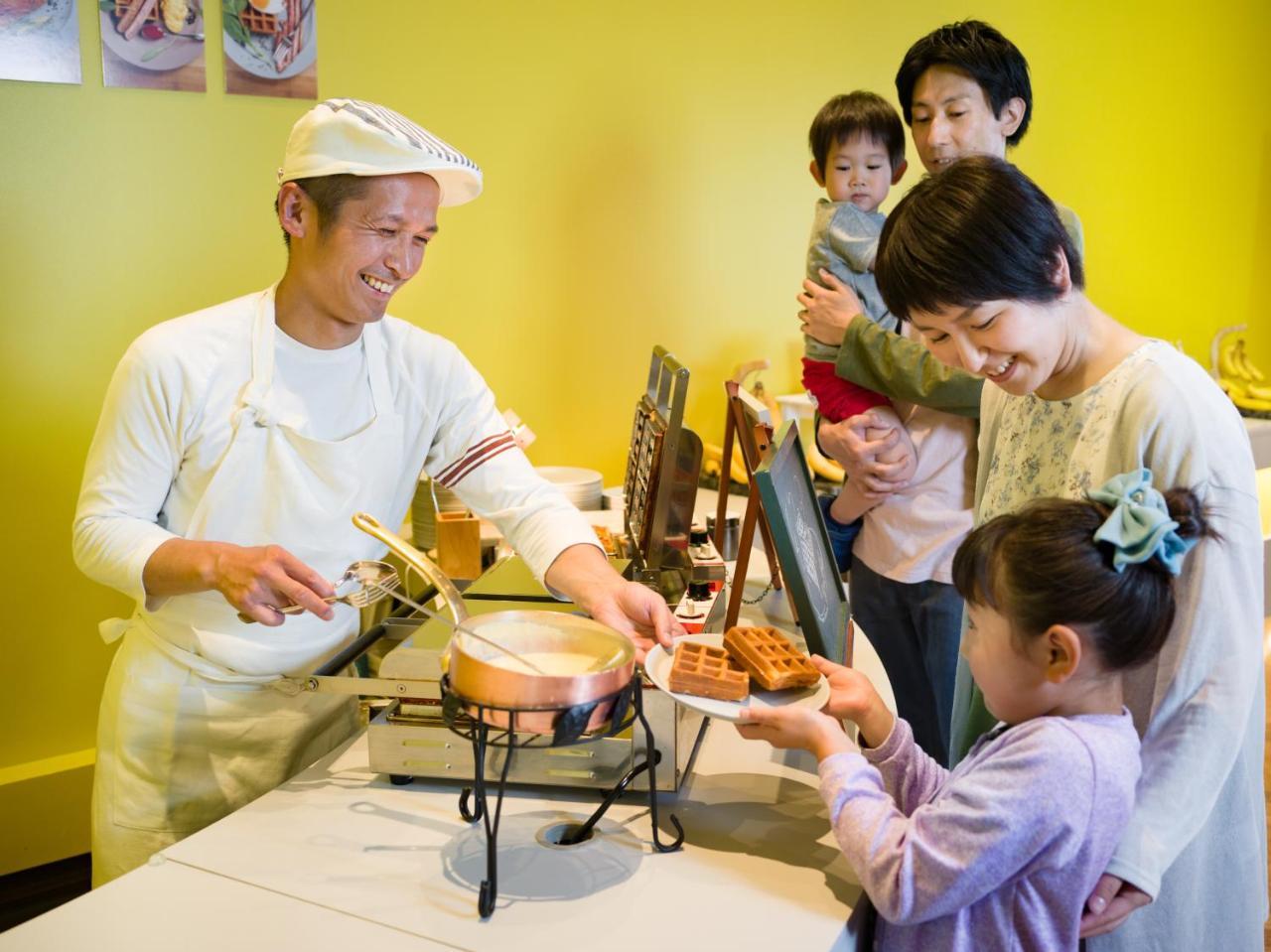 Omo7 Asahikawa By Hoshino Resorts Exteriör bild A family at a buffet